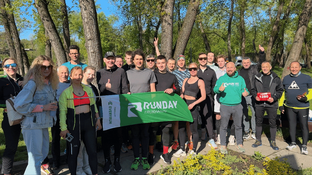 The gif shows the participants, volunteers and organisers of RUNDAY Trukhaniv Island smiling