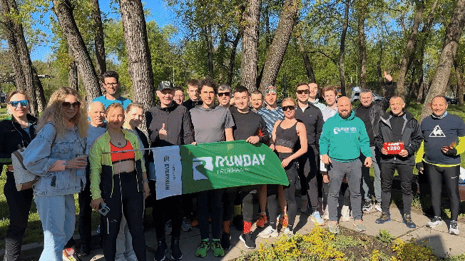The gif shows the participants warming up, the start of the RUNDAY race, the participant holding the number, and a joint photo of all the participants after the RUNDAY race
