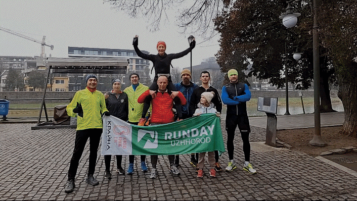 На зображення gif - команди бігунів Runday у різних містах з прапором RUNDAY