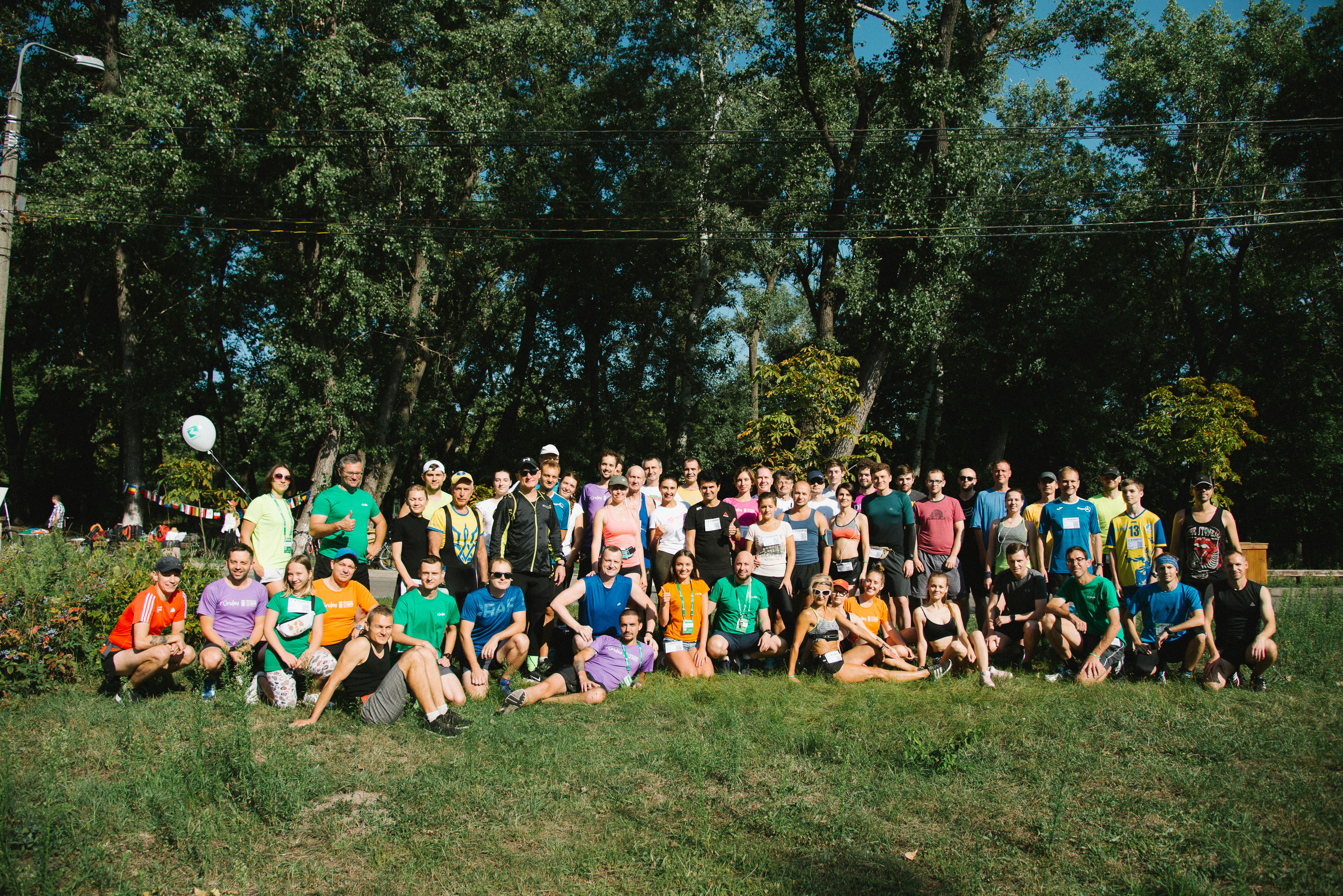 На зображенні - учасники та волонтери щотижневого забігу Runday після забігу