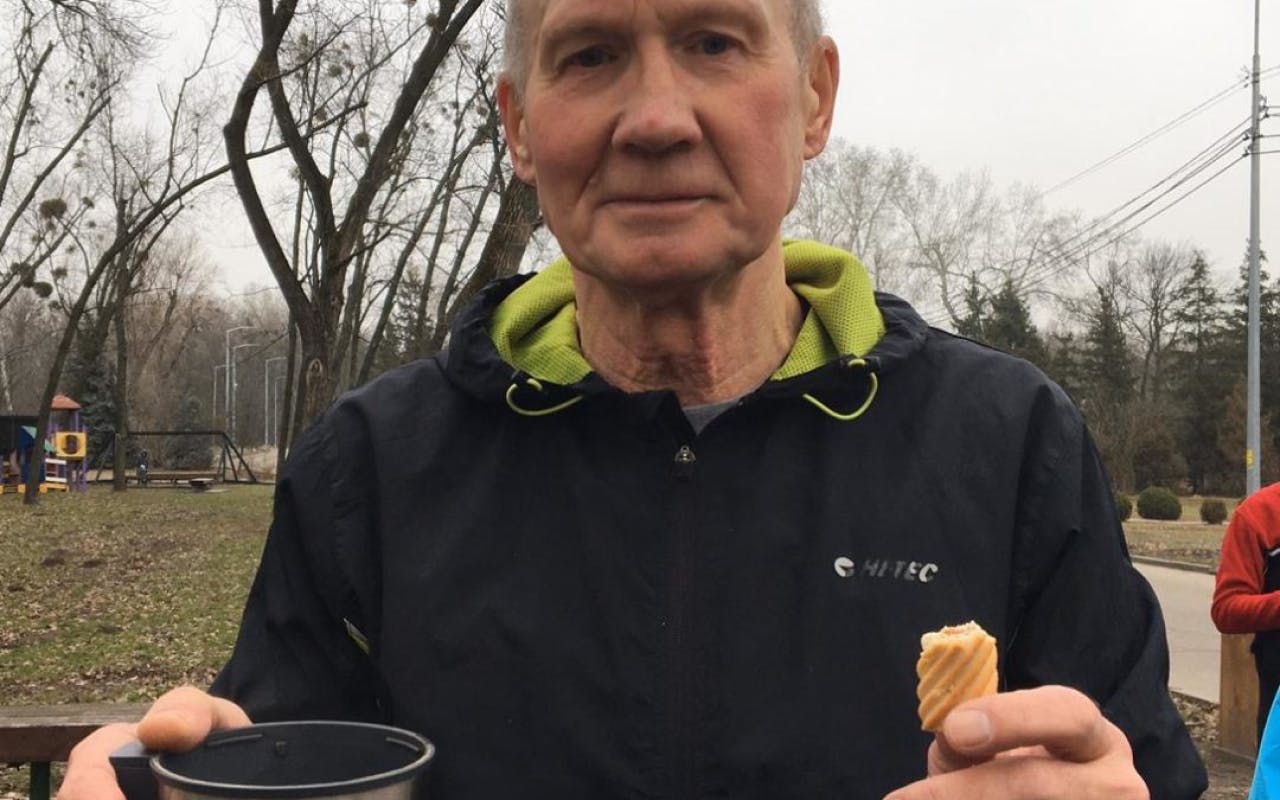 На зображенні - 68 річний Юрій, який пробіг 101 Runday