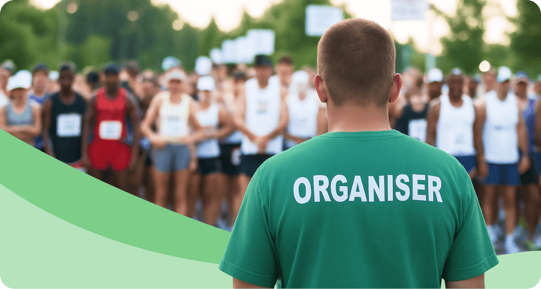 На фото - організатор Runday стоїть на старті навпроти учасників забігу