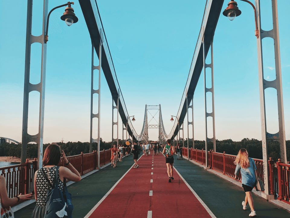 На зображенні - Міст до Труханового острова, де бігуни Runday мають свій забіг