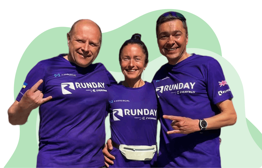 На фото - троє бігунів у футболках Runday
