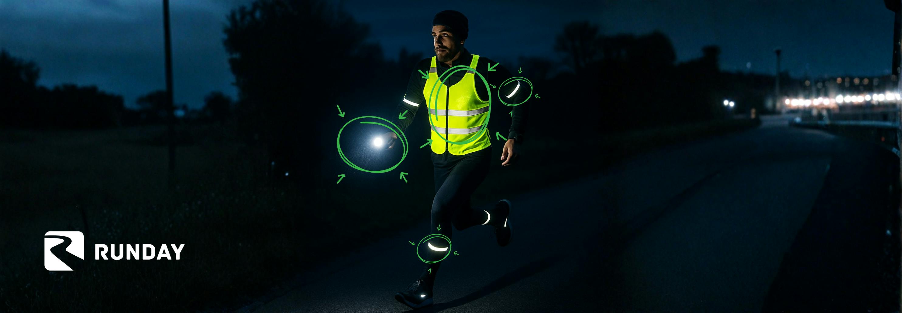 На зображенні - хлопець біжить у неосвітлюваному місці, маючи на собі світловідбиваючі елементи на одязі, жилет та ліхтарик