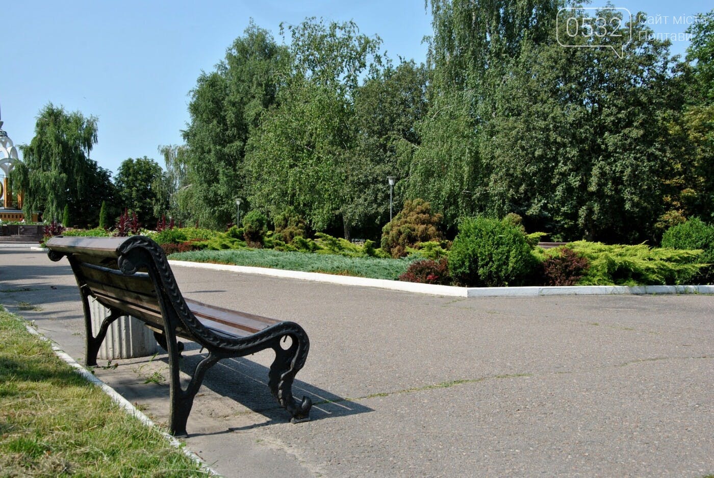 На зображенні - лавиця в парку м. Кременчуг