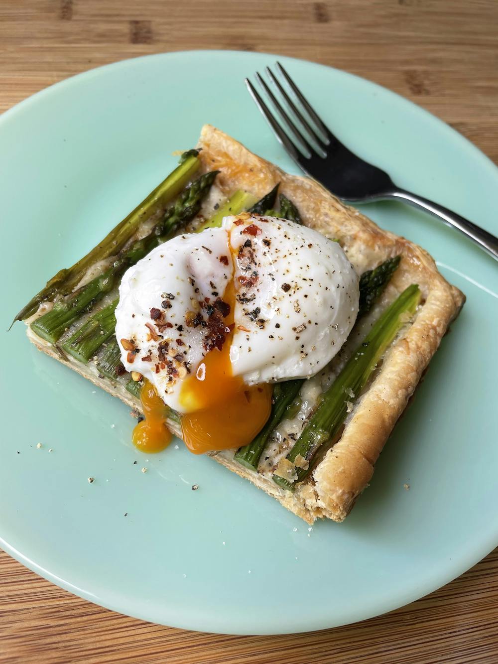 asparagus tart with poached egg on top