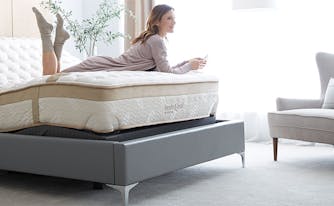 adjustable bases - image of woman lying on mattress with adjustable base