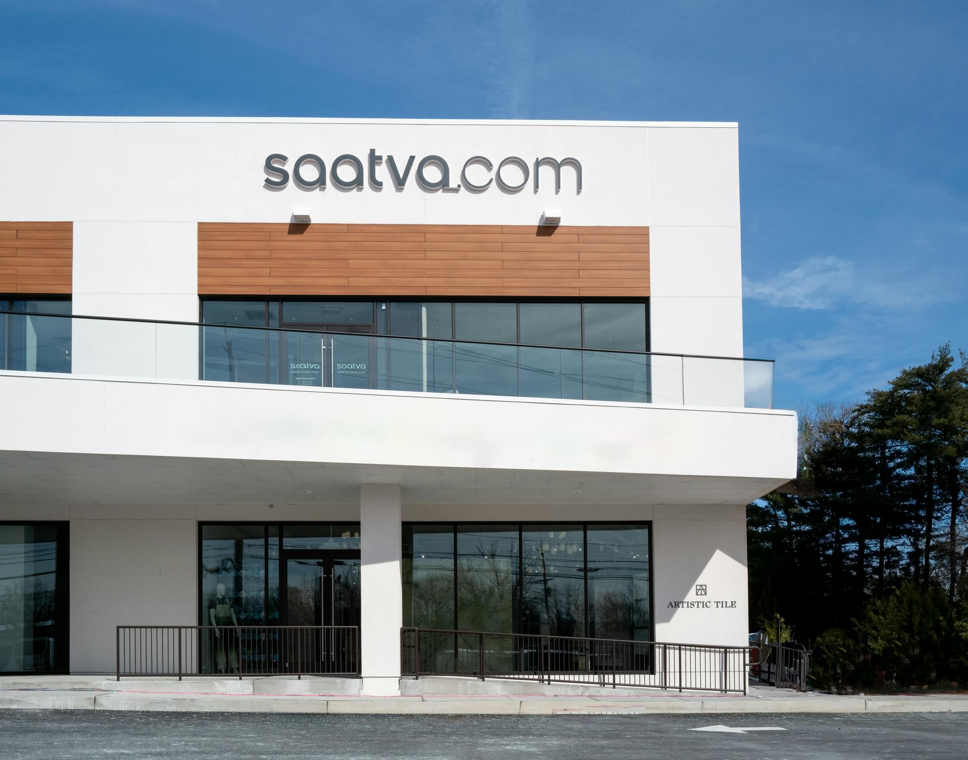 The stunning, bright exterior of the Saatva Paramus retail location and the complimentary curbside parking lot.