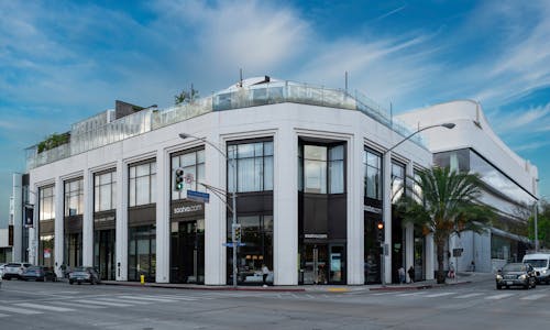 The facade of Saatva's Southern California flagship in Los Angeles