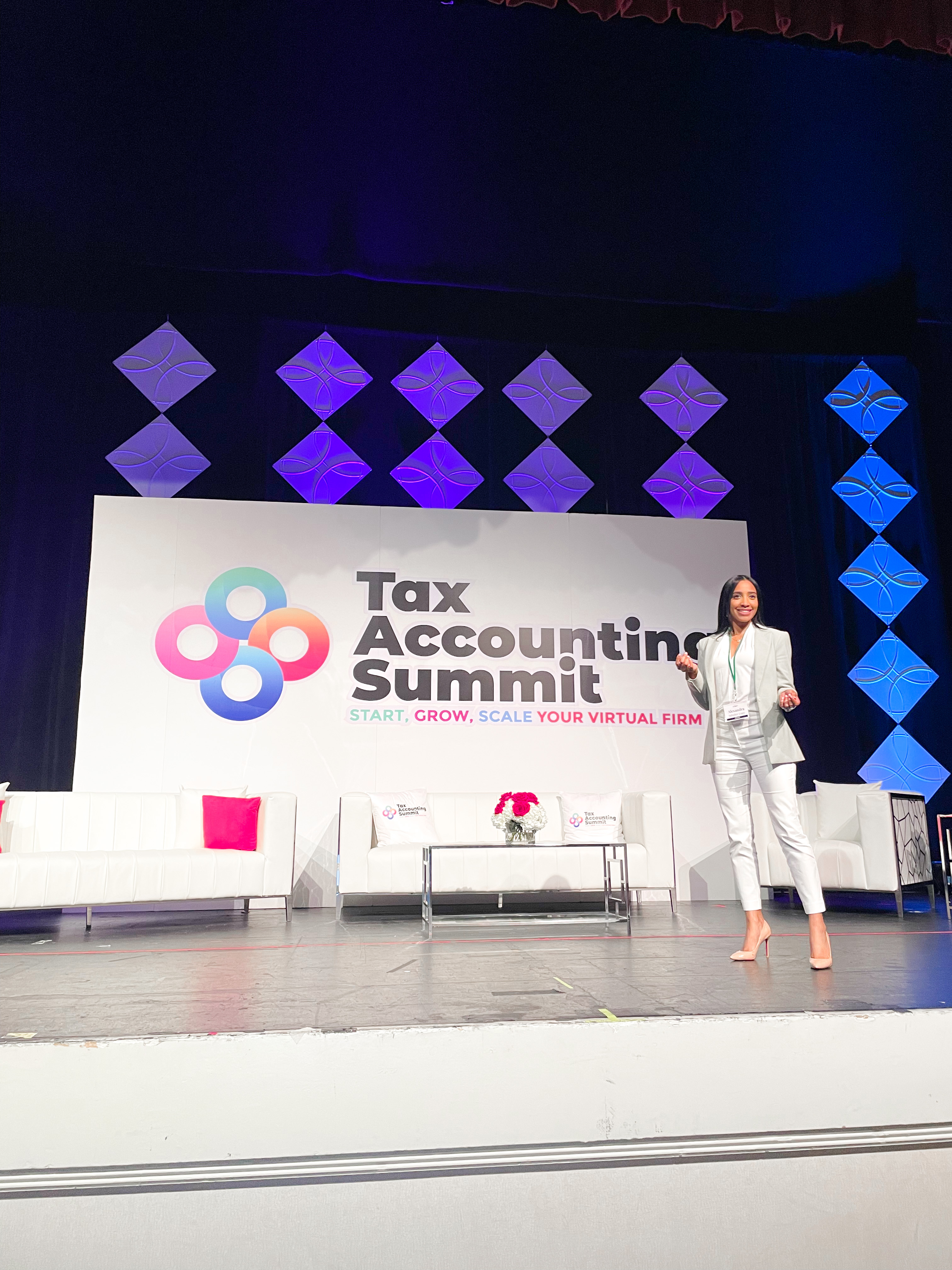 Alexandra in the stage of the tax accounting summit