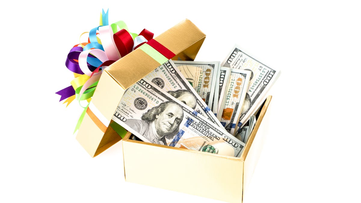 Hundred dollar bills in a decorated gift box <a href="https://www.freepik.com/photos/background">Background photo created by jannoon028 - www.freepik.com</a>