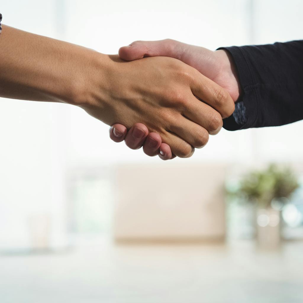 Dos personas dándose la mano