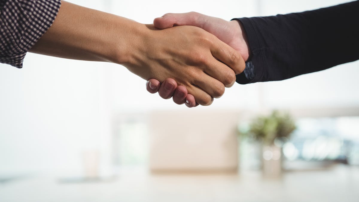 Dos personas dándose la mano