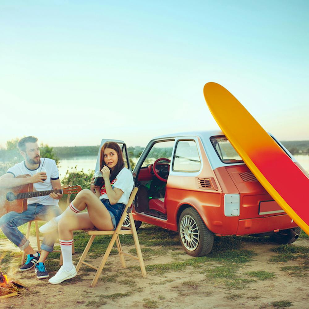 Pareja sentada y descansando en la playa tocando la guitarra en un día de verano en la playa <a href='https://www.freepik.com/photos/friends-travel'>Friends travel photo created by master1305 - www.freepik.com</a>