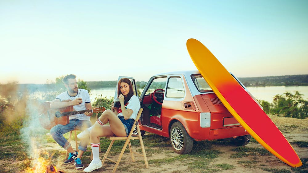Pareja sentada y descansando en la playa tocando la guitarra en un día de verano en la playa <a href='https://www.freepik.com/photos/friends-travel'>Friends travel photo created by master1305 - www.freepik.com</a>