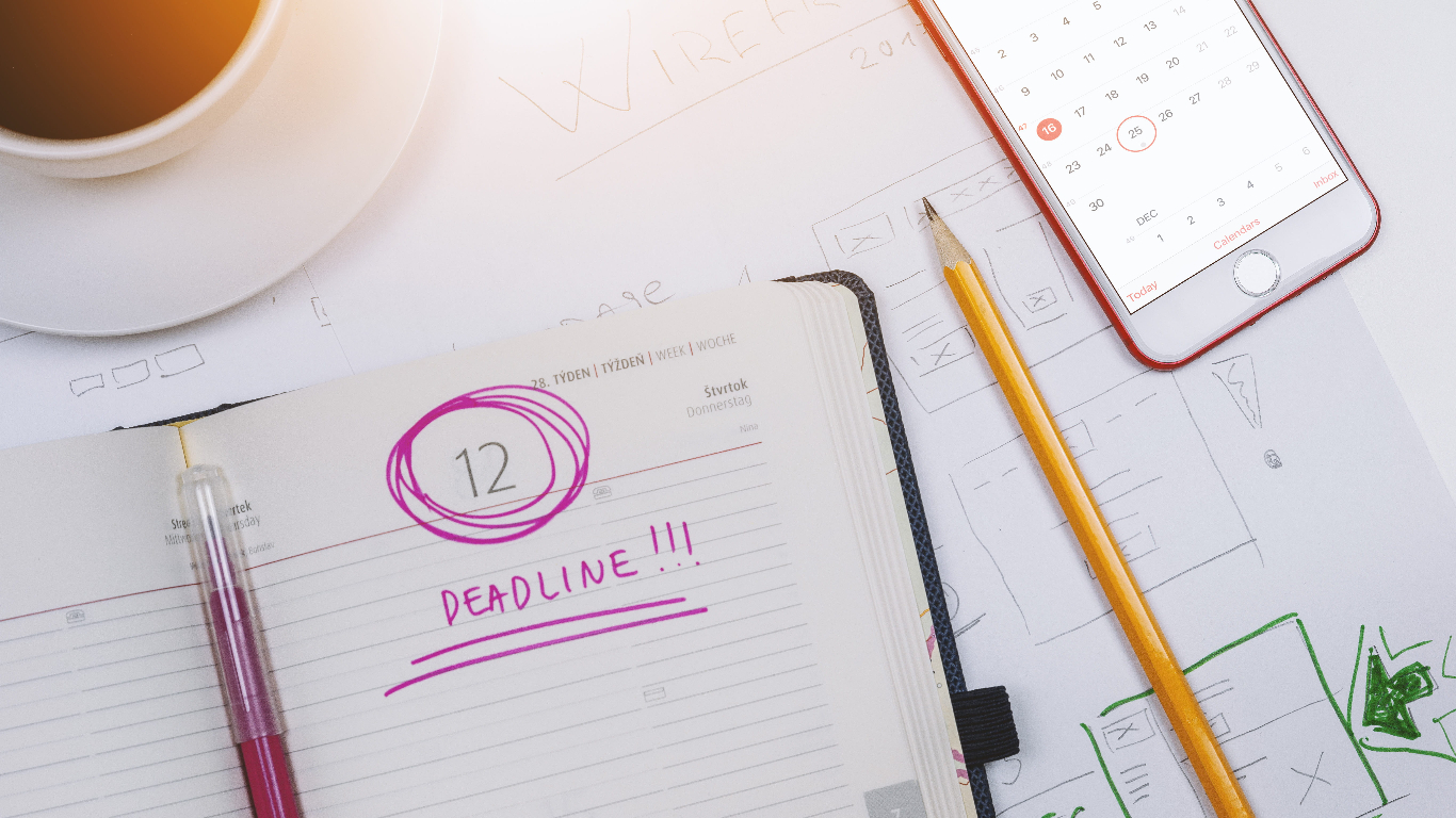 Libreta abierta con la palabra "fecha de vencimiento" escrita en inglés