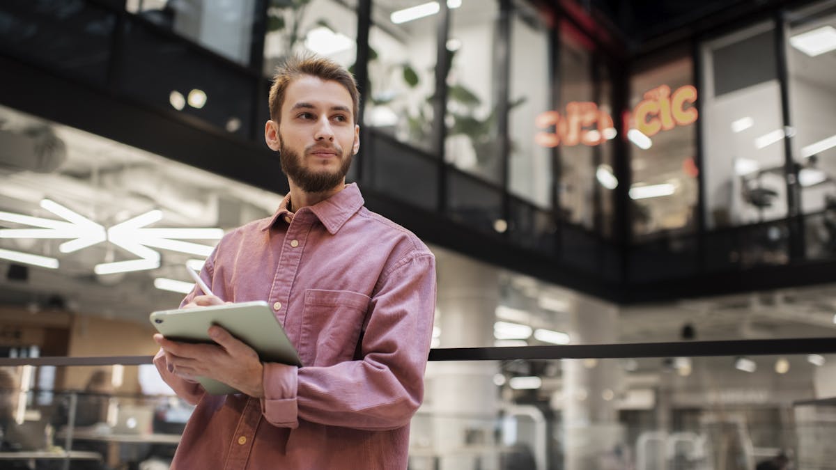 Dueño de una empresa sosteniendo una tablet en la oficina