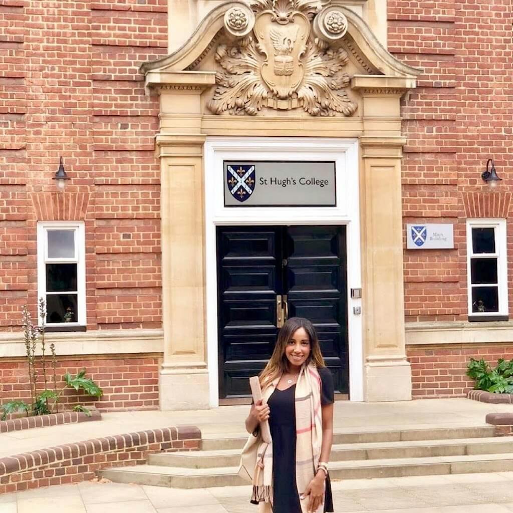 Alexandra en frente de la facultad en Oxford