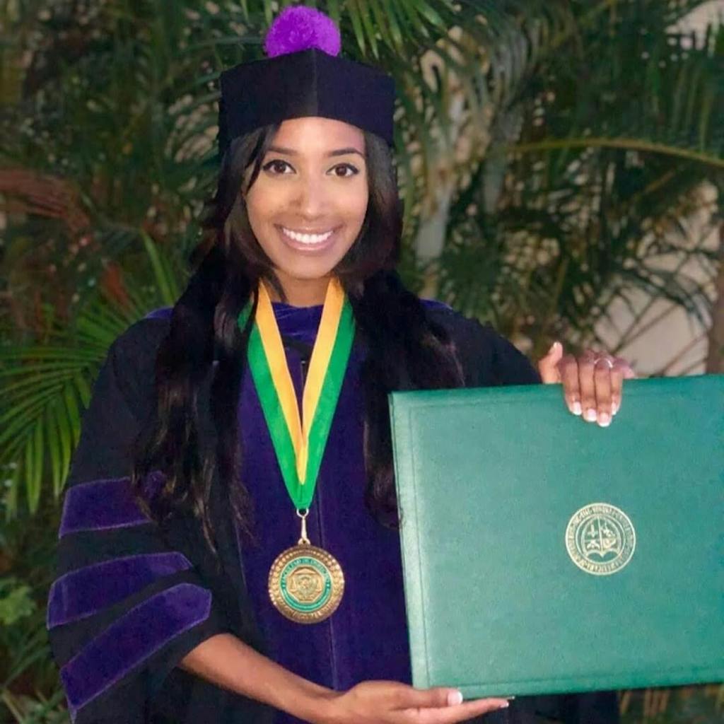 Alexandra recien graduada con el diploma de la faculta de derecho
