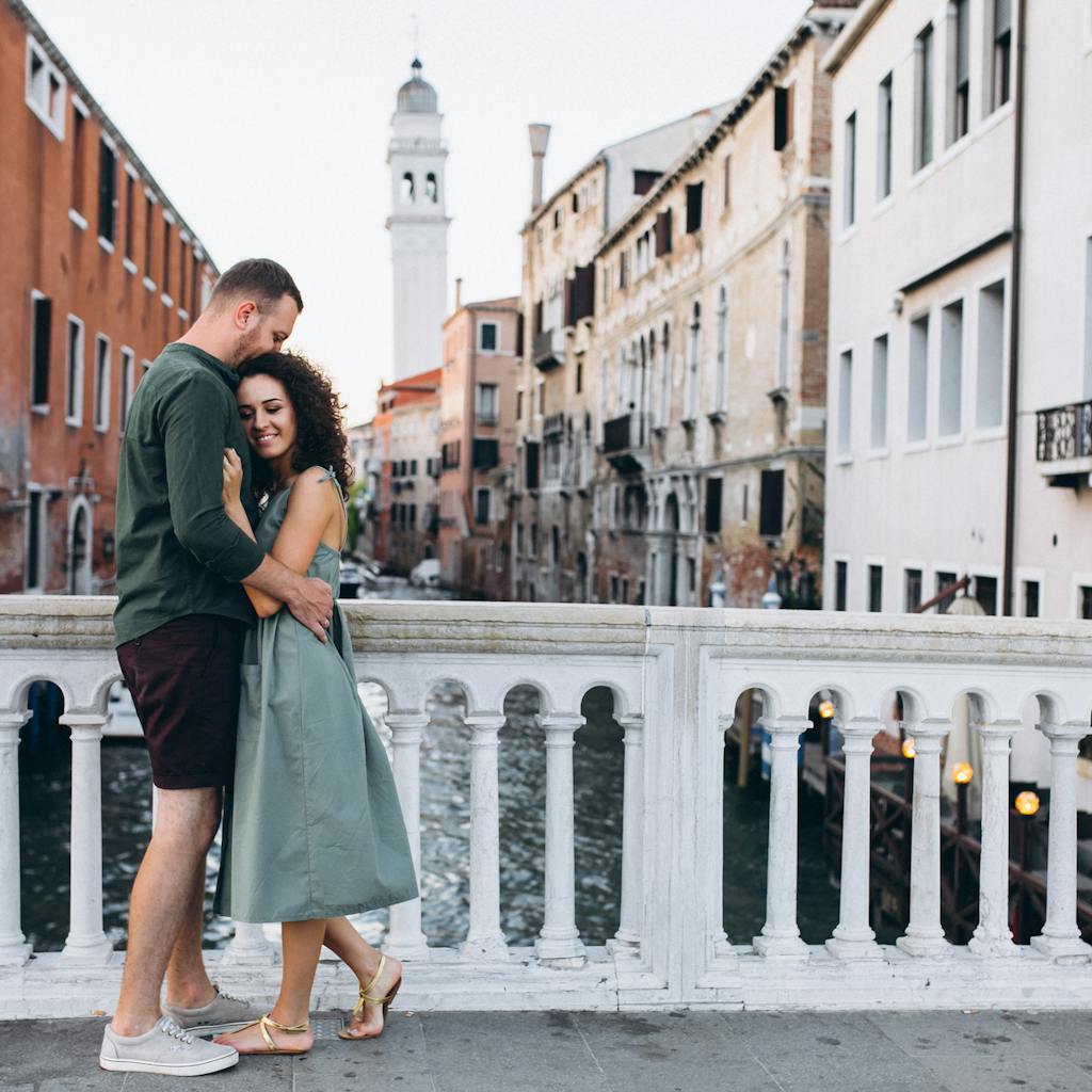 Pareja abrazada en un puente