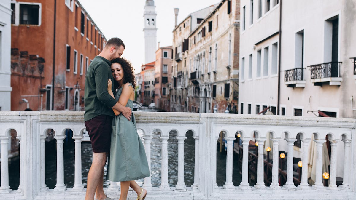 Pareja abrazada en un puente