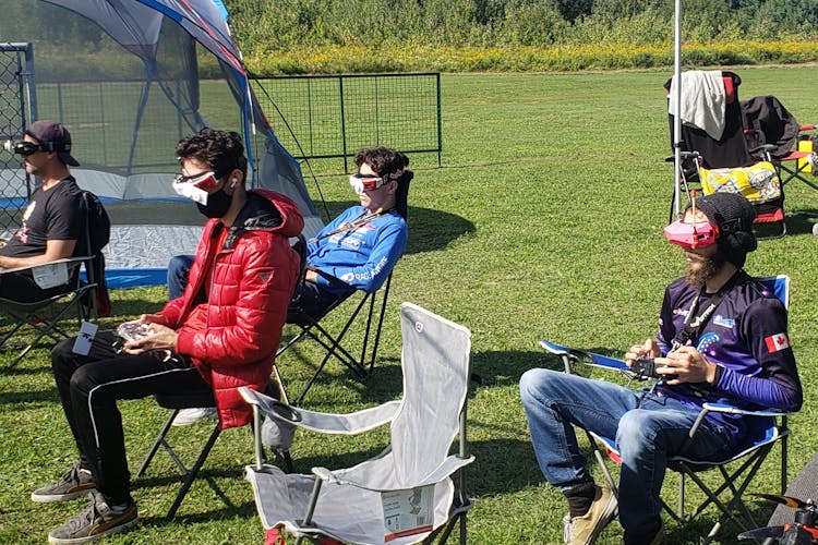 Participants à la course de "Drone fest"