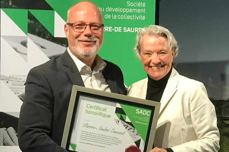 Sylvie Pouliot, directrice générale remettant un certificat honorifique à Pierre-André Émond, président sortant du conseil d'administration de la SADC Pierre-De Saurel pour ses 13 années de bénévole engagé.