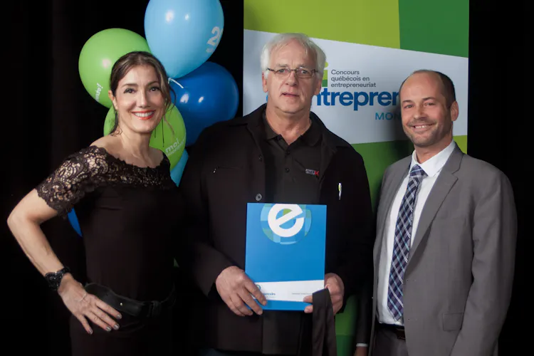 Daniel Théroux, propriétaire de Distribution T.D.M. inc entouré de Lise Gauthier, conseillère Stratégie jeunesse à la SADC Pierre-De Saurel et Michel Poirier, de la MRC de Marguerite-D’Youville. Crédit photo : MPJ