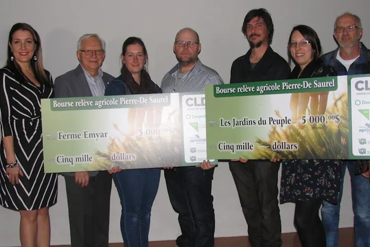 Soirée annuelle de la Relève agricole de Richelieu-Yamaska. Renaud Beauchemin, président de la Relève agricole Richelieu-Yamaska, Lise Gauthier, conseillère jeunesse de la SADC Pierre-De Saurel, Gaétan Dutremble, président de la Caisse Desjardins Pierre-De Saurel, Marie-Pier Bibeau et Yan Bussières de la Ferme Emyar, Patrice Bertolacci et Jessika Labelle Bonaldo, Les Jardins du Peuple, Sylvain Joyal, président de l’UPA de Richelieu-Yamaska et Bertin Côté, président du CLD Pierre-De Saurel.