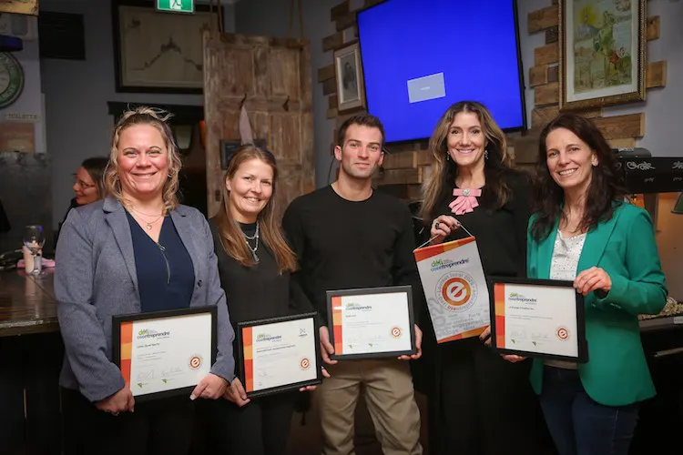 Crédit photo : Pascal Cournoyer - Les 2 Rives Sur la photo : Mélanie Leduc, Jessica Mireault, Jimi Séguin-Joyal, Lise Gauthier, responsable locale et Geneviève Gamache représentant l’entreprise lauréate, La Grange à Houblon.