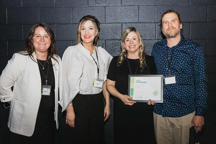 Sur la photo : Caroline Belzile de la Caisse Desjardins du Vieux-Longueuil, Lise Gauthier, de la SADC Pierre-De Saurel et responsable locale de la MRC Pierre-De Saurel en compagnie des lauréats Fabienne Daneau et Pierre-Luc Duguay, propriétaires de La Grange à Houblon. Crédit photos : Cédric Paré, photographe