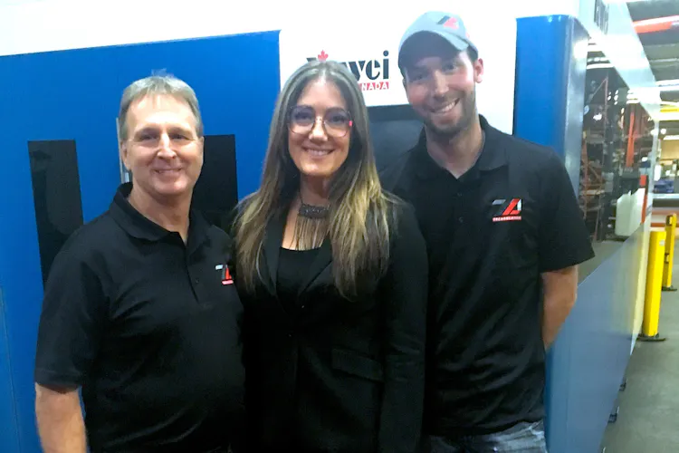 Lise Gauthier, conseillère Stratégie jeunesse de la SADC Pierre-De Saurel entourée d’Alain Plourde ainsi que son fils Joël Plourde de l’entreprise Technolaser.