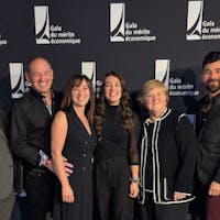 Luc Martel de la CCIST, Luc-André Lussier de Lussier assurances présentateur du Gala du mérite économique, Pierre Ouellette, Maryse Phaneuf et Mélody Ouellette, présidents d'honneur de la 37e édition du Gala du mérite économique, Michèle Gauthier de la SADC Pierre-De Saurel, Maxime Dumaresq de la CCIST et Marcel Rainville du journal Les 2 Rives, membres du comité organisateur (absente sur la photo : Myriam Arpin, représentante du DÉPS et Christine Lord du Cégep de Sorel-Tracy).