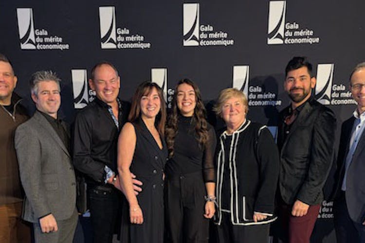 Luc Martel de la CCIST, Luc-André Lussier de Lussier assurances présentateur du Gala du mérite économique, Pierre Ouellette, Maryse Phaneuf et Mélody Ouellette, présidents d'honneur de la 37e édition du Gala du mérite économique, Michèle Gauthier de la SADC Pierre-De Saurel, Maxime Dumaresq de la CCIST et Marcel Rainville du journal Les 2 Rives, membres du comité organisateur (absente sur la photo : Myriam Arpin, représentante du DÉPS et Christine Lord du Cégep de Sorel-Tracy).