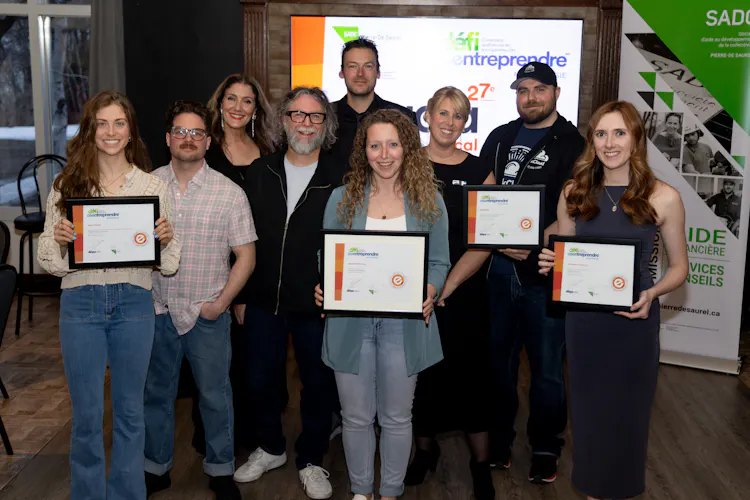 Chez Florent - Marie-Laurence Therrien et Maxime Lemyre Lussier. Lise Gauthier - responsable locale du Défi OSEntreprendre-MRC de Pierre-De Saurel. Recyclo-Centre - Mario Fortin et Jessica Campeau. Élizabeth Émond - assistante responsable locale du Défi OSEntreprendre-MRC de Pierre-De Saurel. MekCloud - Samuel Courchesne Lemay. LH Boutique Équestre - Amy Denoncourt. À l’arrière : Sortrac - Renaud Millette.