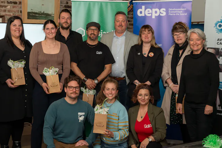 Sur la photo : Les lauréat.e.s. ainsi que les participants de la 26e édition du Défi OSEntreprendre, échelon local sont : Valérie Bouchard–Services éducatifs, Magalie Rajotte des Serres de la Vallière, Renaud Millette de PubliciMax-Sortrac, Maxime Lemyre Lussier de Chez Florent, Stéphane Bélanger de Chez Gaïa Espace Canin, Marie-Laurence Therrien de Chez Florent, David Plasse de Développement économique Pierre-De Saurel, Audrey Patry et Mélanie Tessier de Chez Gaïa Espace Canin, Rachel Doyon de La Maison de la Musique de Sorel-Tracy et Sylvie Pouliot de la SADC Pierre-De Saurel. Crédit Photo : Ayan photographe