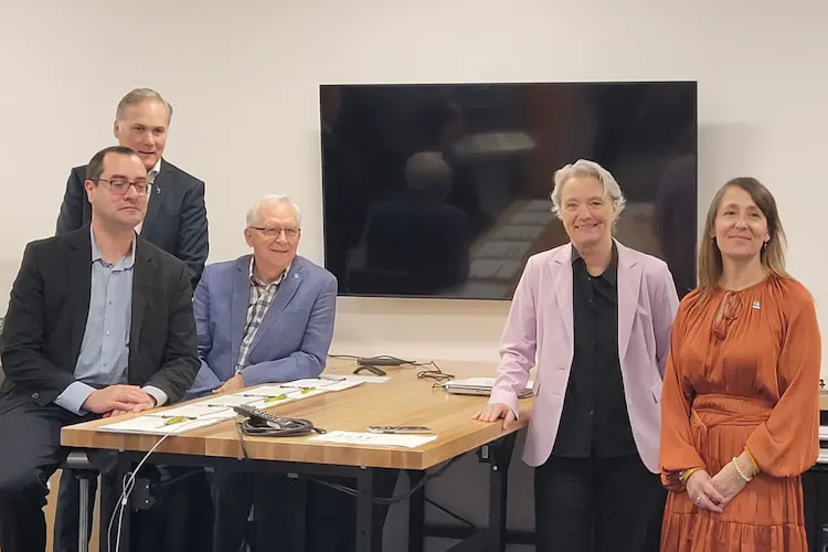 Monsieur Gaétan Dutremble, président du conseil d’administration de la Caisse Desjardins Pierre-De Saurel, Monsieur Jean-Patrick Brady directeur du bureau de circonscription de Richelieu, monsieur Stéphane Mailhot, directeur des communications ArcelorMittal Produits longs Canada, madame Sylvie Pouliot, directrice générale de la Société d’aide au développement de la collectivité (SADC) Pierre-De Saurel, madame Stéphanie Desmarais, directrice générale et des affaires corporatives du Cégep de Sorel-Tracy