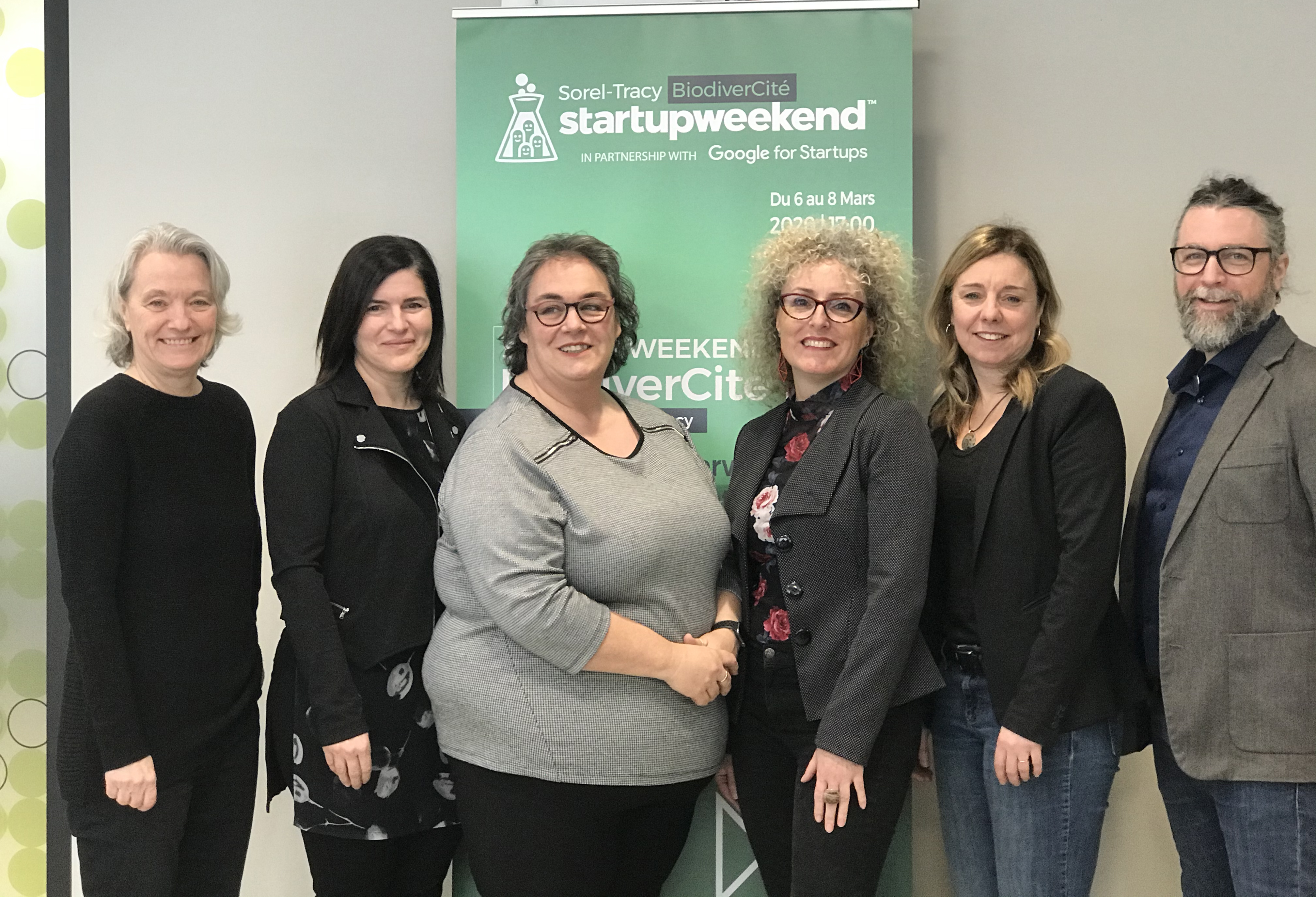 Les partenaires du Startup Weekend entourant la présidente d'honneur, Claude Maheux-Picard