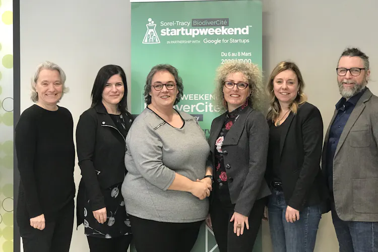 Les partenaires du Startup Weekend entourant la présidente d'honneur, Claude Maheux-Picard