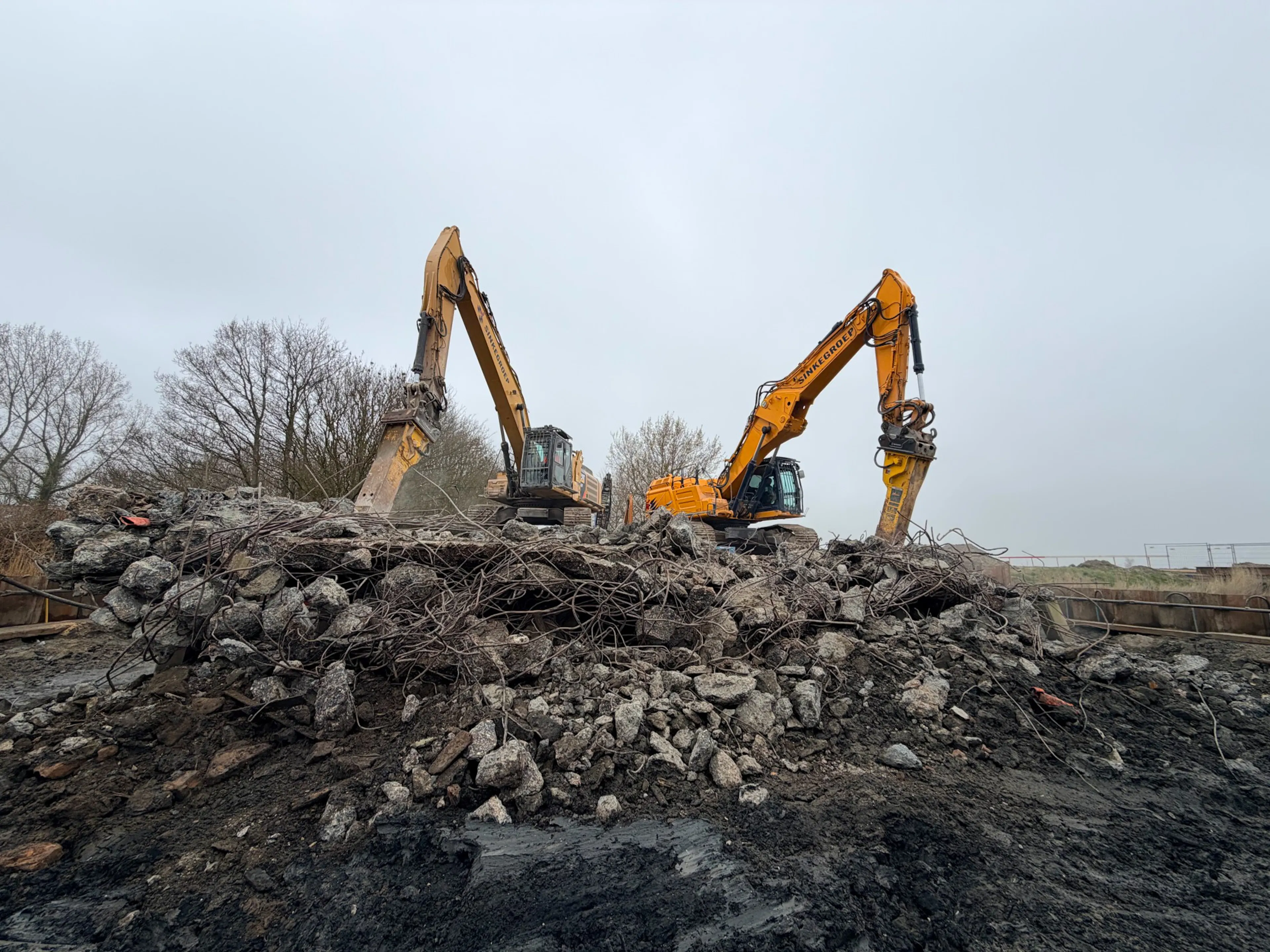 Twee Epiroc HB7000 sloophamer ingezet voor betonsloop