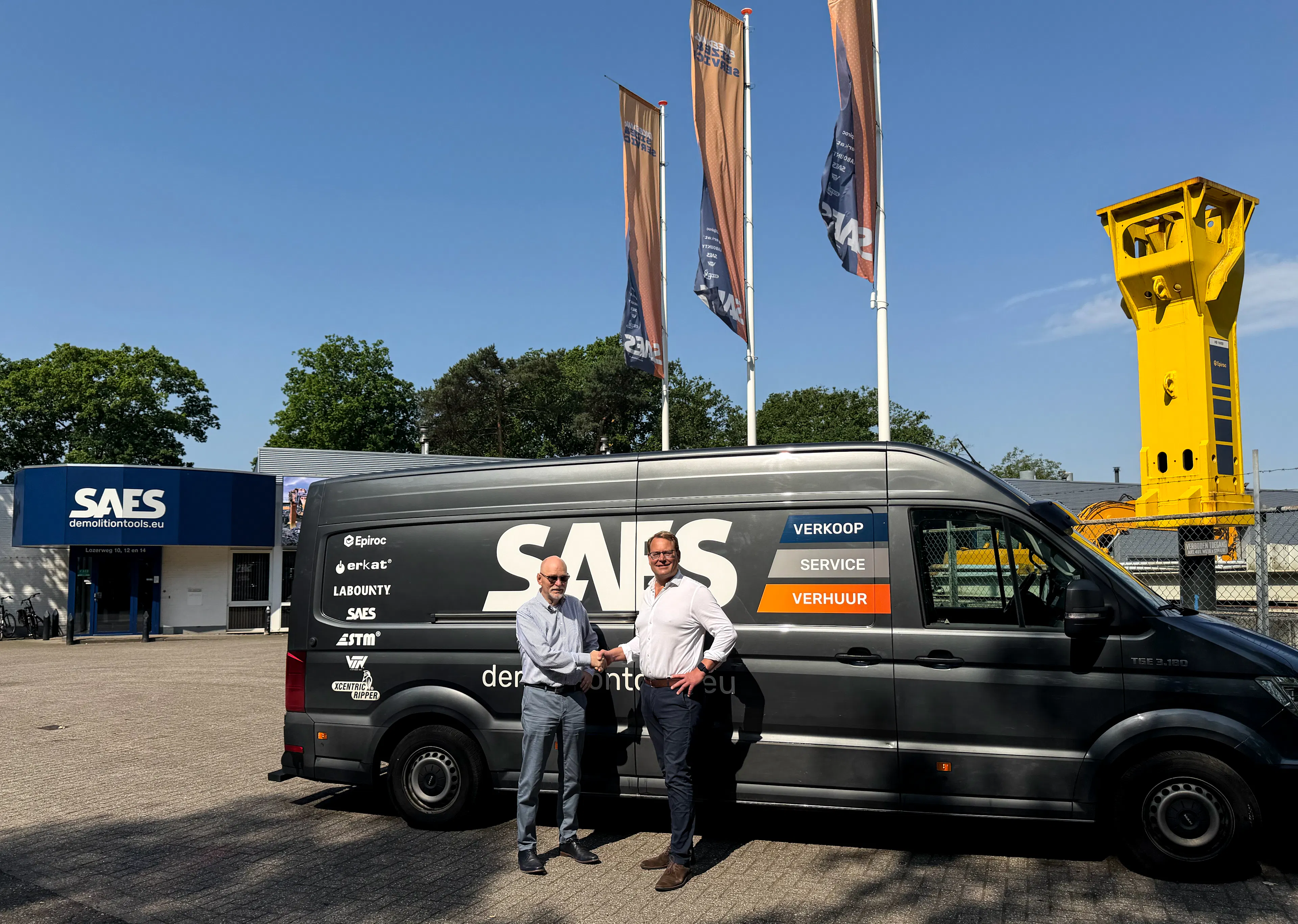 Henk Saes en Erland Morelissen voor servicebus SAES