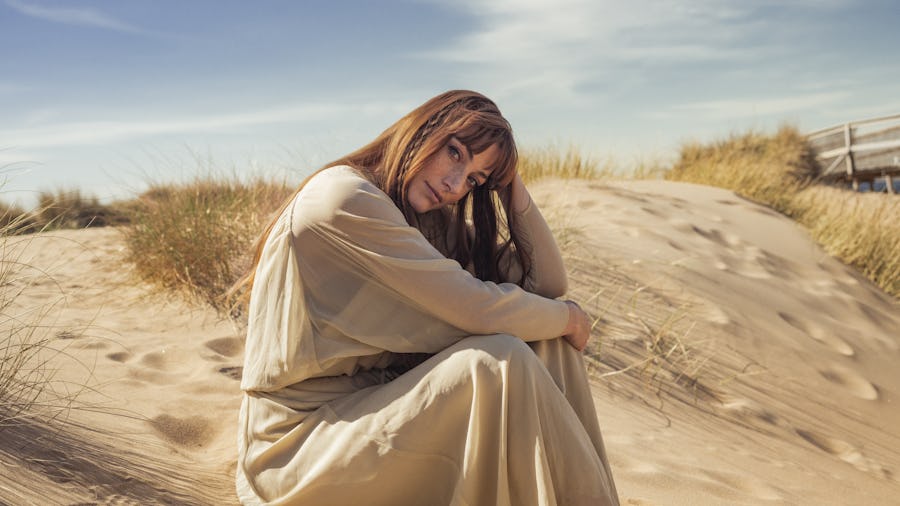 En kvinna som sitter i sanden, varumärkesbilder för Björk Hair Care, gjord av Saga Production 