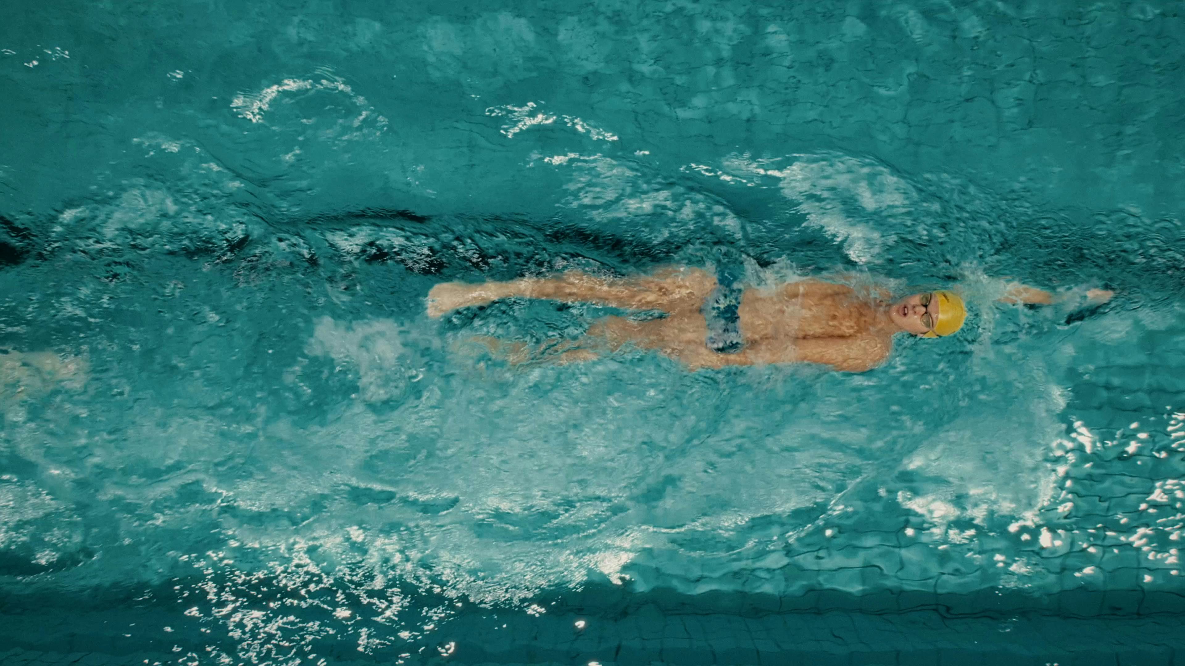 En man som simmar i en pool, Reklamfilm för Länsförsäkringar Jönköping, gjord av Saga Production