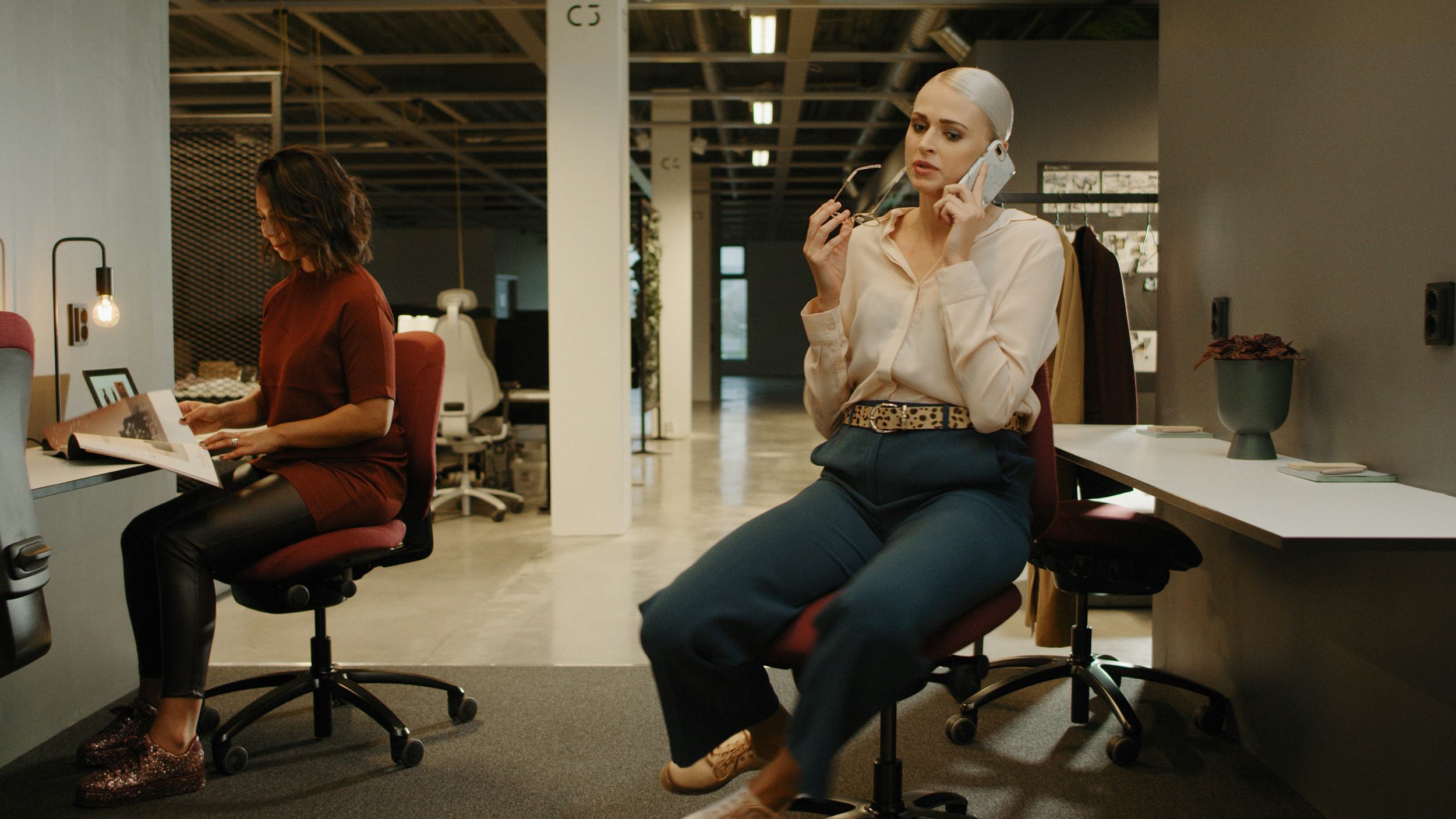 En kvinna sitter i en stol och pratar i telefon, företagsfilm för RH Mereo, gjord av Saga Production