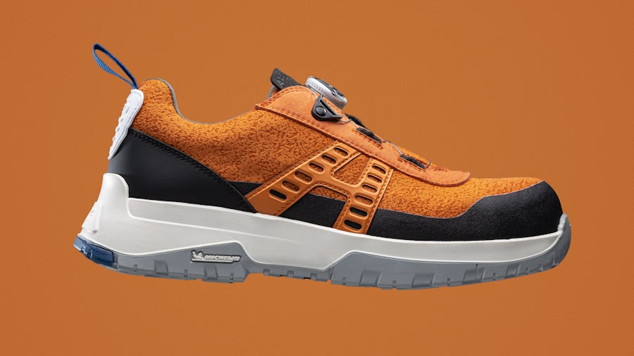 En närbild på en orange sko, produktbilder för Arbesko Kontroll, gjord av Saga Production