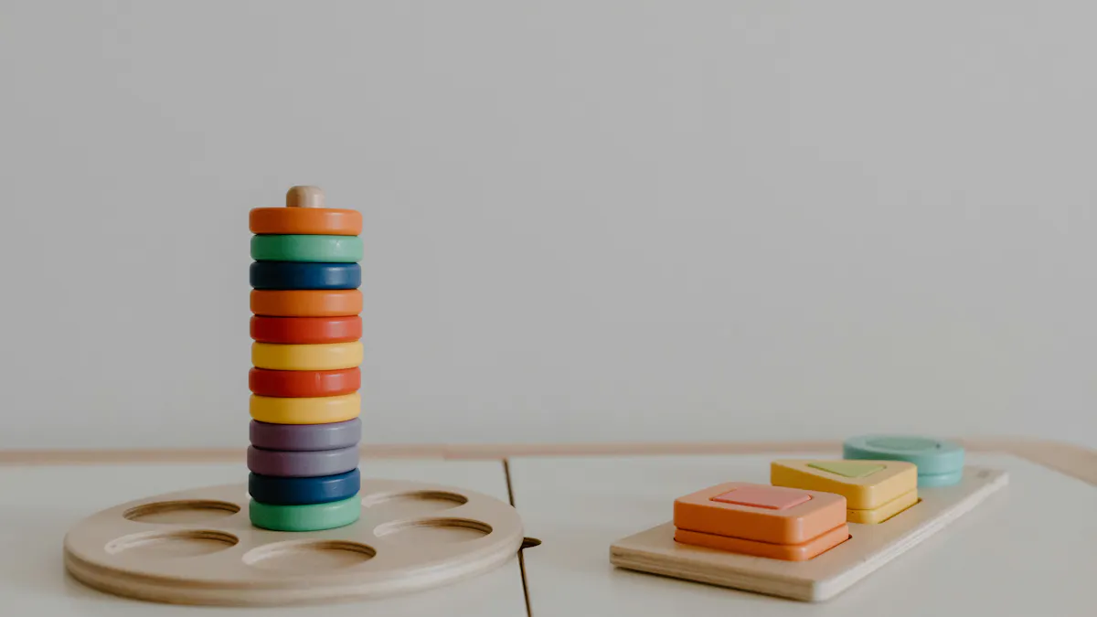 Photo by Tara Winstead: https://www.pexels.com/fr-fr/photo/colore-nature-morte-puzzle-jouet-en-bois-6692962/