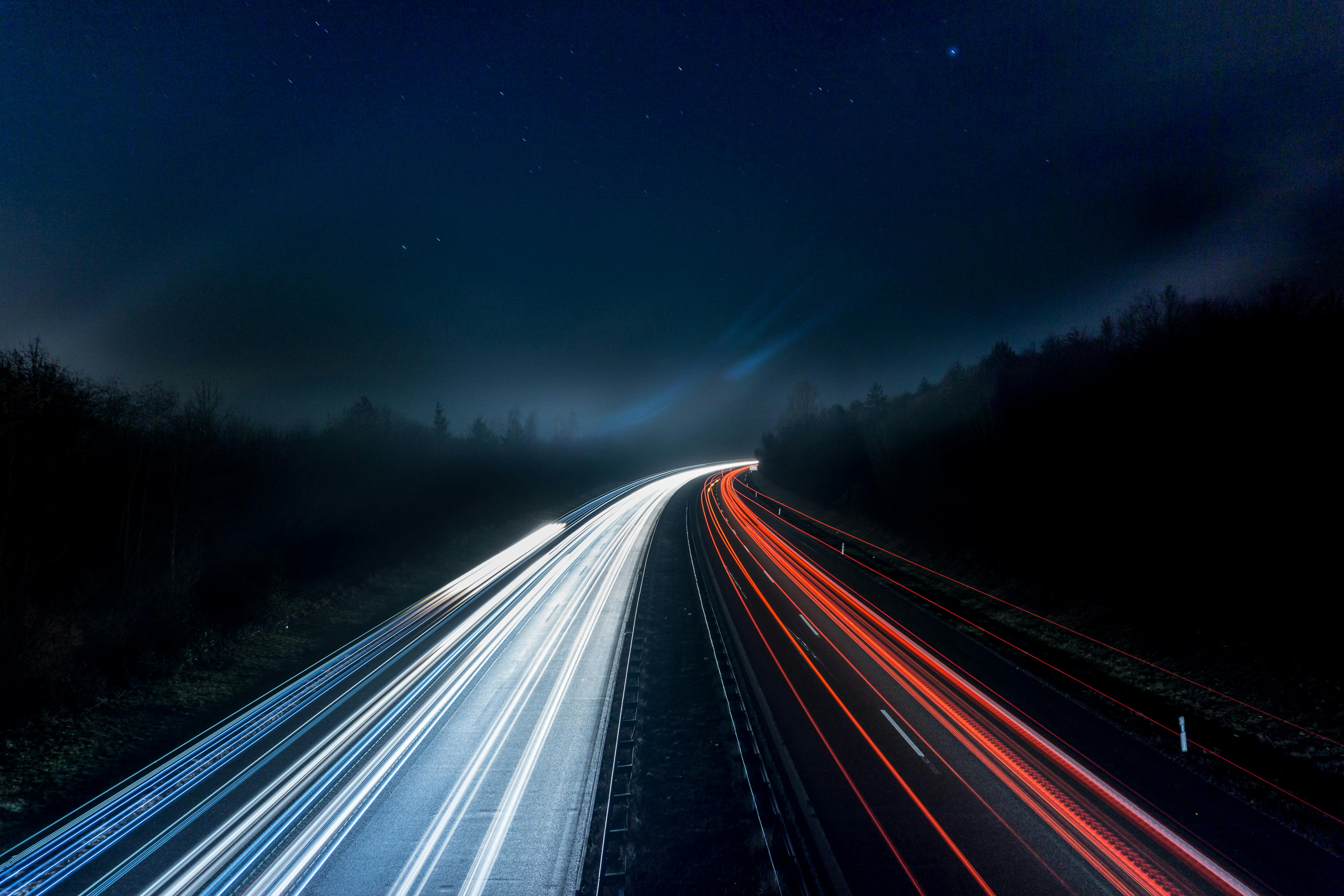 Photo by Pixabay: https://www.pexels.com/fr-fr/photo/sentiers-legers-sur-l-autoroute-la-nuit-315938/