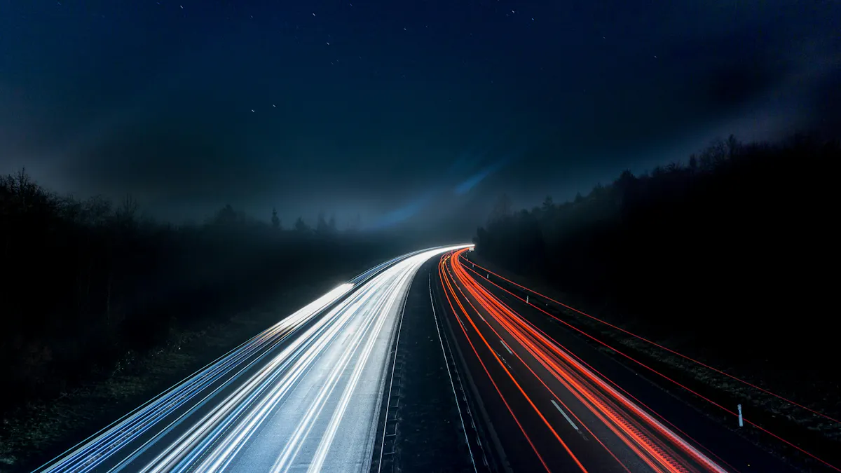 Photo by Pixabay: https://www.pexels.com/fr-fr/photo/sentiers-legers-sur-l-autoroute-la-nuit-315938/