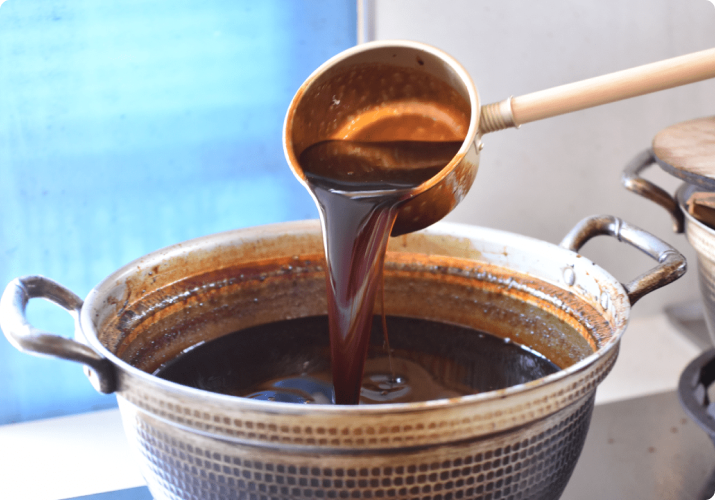 Arare specialists Kikuichi Arare keep this tradition going strong in their local community.